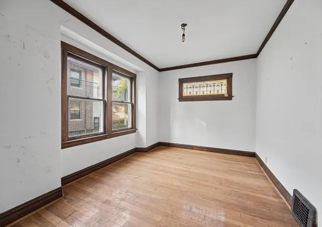 Photo 4 of Single family home for sale at 909 Wenonah Ave, Oak Park, IL 60304 | MLS# 12780849 | Listing updated on 2026-10-28