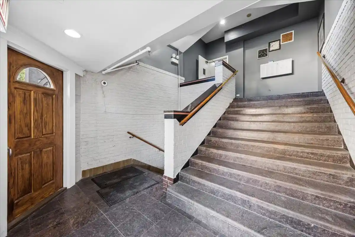Listing Photo 2 - Condo for sale in 331 S Ridgeland Ave located at 331 S Ridgeland Ave, Oak Park, IL 60302 - Unit 331 S Ridgeland Ave