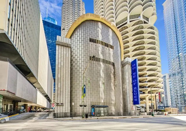 Listing Photo 2 - Condo for sale in Marina City located at 300 N State St, Chicago, IL 60654 - Unit #3106
