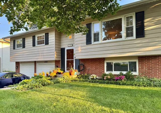 Photo 1 of Single family home for sale at 1205 E Ironwood Dr, Mount Prospect, IL 60056 | MLS# 12780998 | Listing updated on 2026-10-08