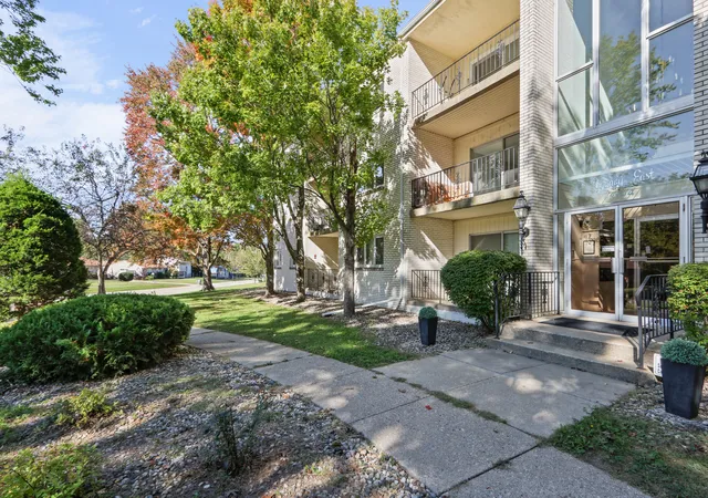 Listing Photo 4 - Condo for sale in building located at 1004 E Harding Dr, Urbana, IL 61801 - Unit #201