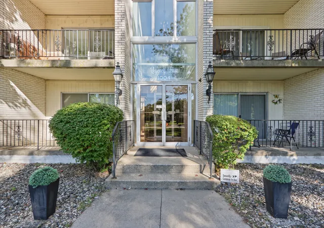 Listing Photo 5 - Condo for sale in building located at 1004 E Harding Dr, Urbana, IL 61801 - Unit #201