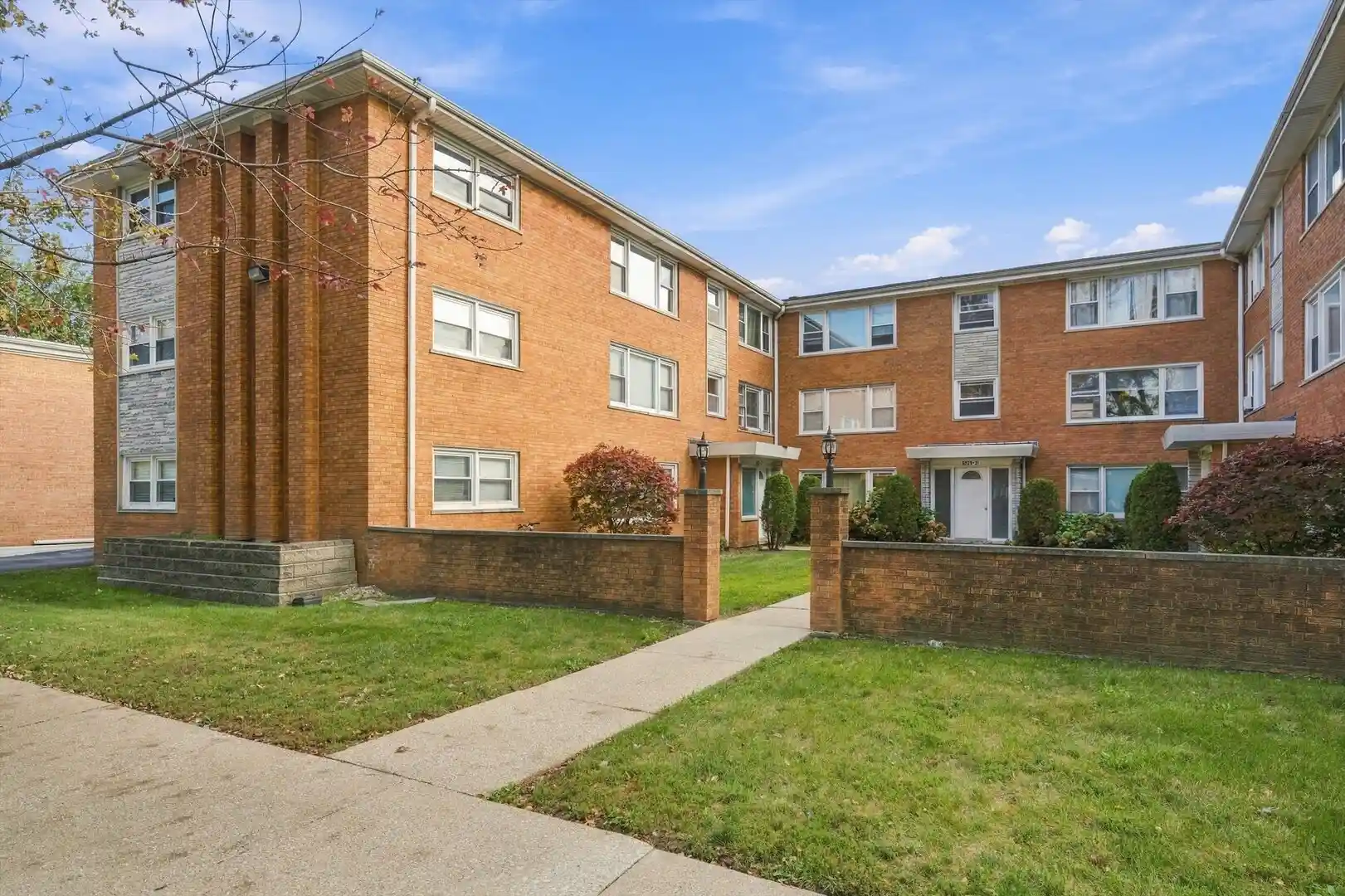 Listing Photo 2 - Condo for sale in 6927 W 64Th Pl located at 6927 W 64Th Pl, Chicago, IL 60638 - Unit #2East