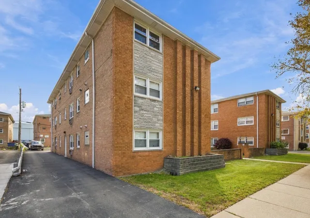 Photo 3 of Condo for sale at 6927 W 64th Place #2East, Chicago, IL 60638 | MLS# 12781077 | Listing updated on 2026-10-19