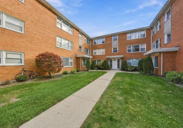Listing Photo 4 - Condo for sale in building located at 6927 W 64Th Pl, Chicago, IL 60638 - Unit #2East