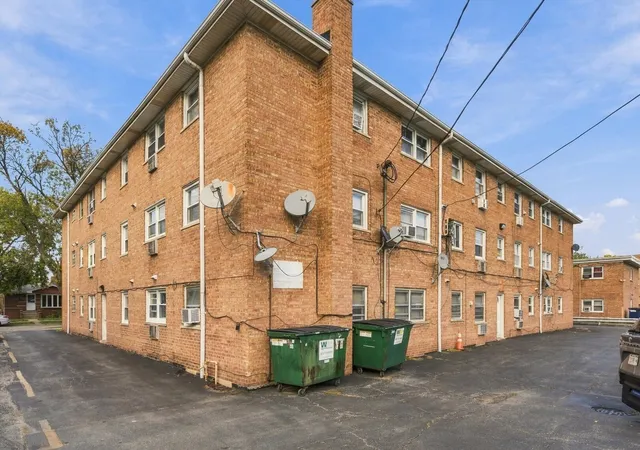 Listing Photo 5 - Condo for sale in building located at 6927 W 64Th Pl, Chicago, IL 60638 - Unit #2East