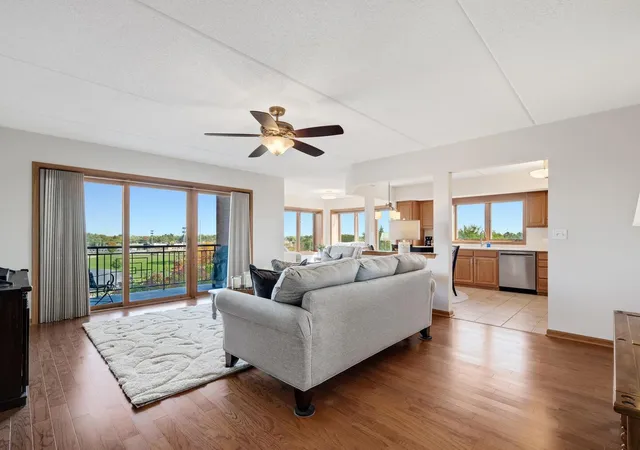 Photo 4 of Condo for sale at 1 N Beacon Pl #404, La Grange, IL 60525 | MLS# 12781101 | Listing updated on 2026-10-16