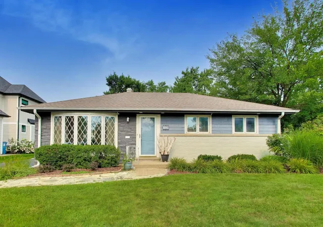 Photo 1 of Single family home for sale at 466 N Ridgeland Ave, Elmhurst, IL 60126 | MLS# 12781149 | Listing updated on 2026-10-09