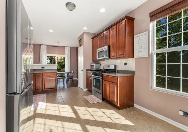 Photo 4 of Townhouse for sale at 1469 Yellowstone Dr, Streamwood, IL 60107 | MLS# 12781153 | Listing updated on 2026-10-09