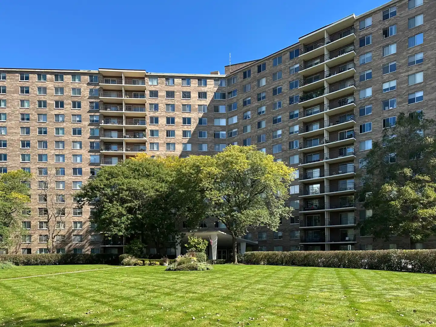 Listing Photo 1 - Condo for sale in 7141 N Kedzie Ave located at 7141 N Kedzie Ave, Chicago, IL 60645 - Unit #913