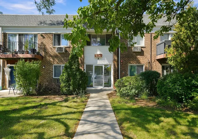 Listing Photo 2 - Condo for sale in building located at 10361 Dearlove Rd, Glenview, IL 60025 - Unit #2C