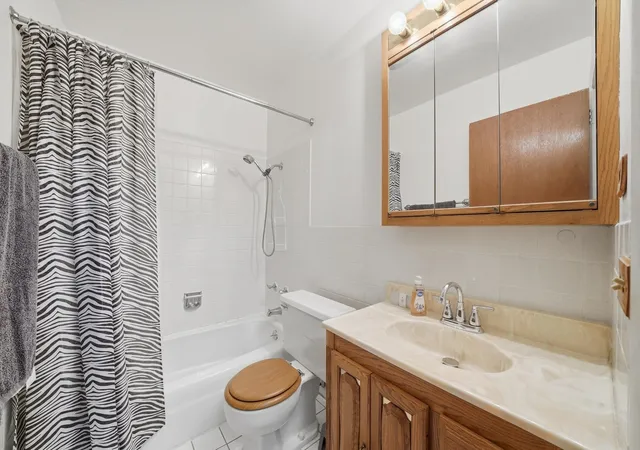 Listing Photo 5 - Condo for sale in building located at 10361 Dearlove Rd, Glenview, IL 60025 - Unit #2C