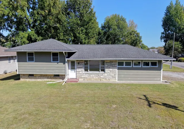 Photo 1 of Single family home for sale at 1017 S Giant City Rd, Carbondale, IL 62902 | MLS# 12781228 | Listing updated on 2026-10-10