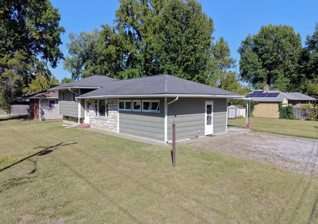 Photo 3 of Single family home for sale at 1017 S Giant City Rd, Carbondale, IL 62902 | MLS# 12781228 | Listing updated on 2026-10-10