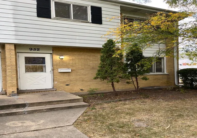 Photo 2 of Townhouse for sale at 952 N Virginia Ln, Elmhurst, IL 60126 | MLS# 12781243 | Listing updated on 2026-10-21