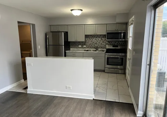 Photo 3 of Townhouse for sale at 952 N Virginia Ln, Elmhurst, IL 60126 | MLS# 12781243 | Listing updated on 2026-10-21
