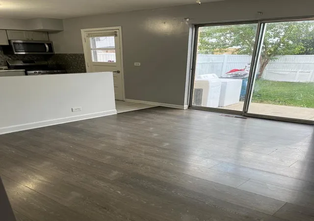 Photo 4 of Townhouse for sale at 952 N Virginia Ln, Elmhurst, IL 60126 | MLS# 12781243 | Listing updated on 2026-10-21