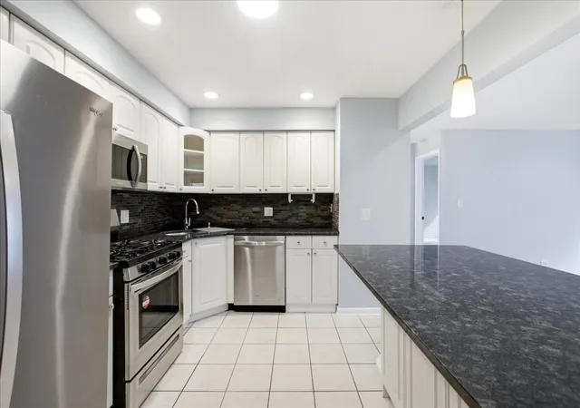 Listing Photo 5 - Condo for sale in building located at 10154 Hartford Ct, Schiller Park, IL 60176 - Unit #2C