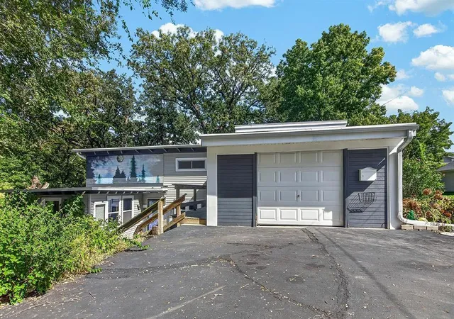 Photo 3 of Single family home for sale at 300 Adams St, Ottawa, IL 61350 | MLS# 12781317 | Listing updated on 2026-10-09