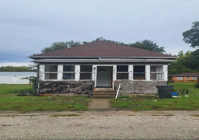 Single family home for sale at 420 W Grant St, Streator, IL 61364 | MLS# 12781364