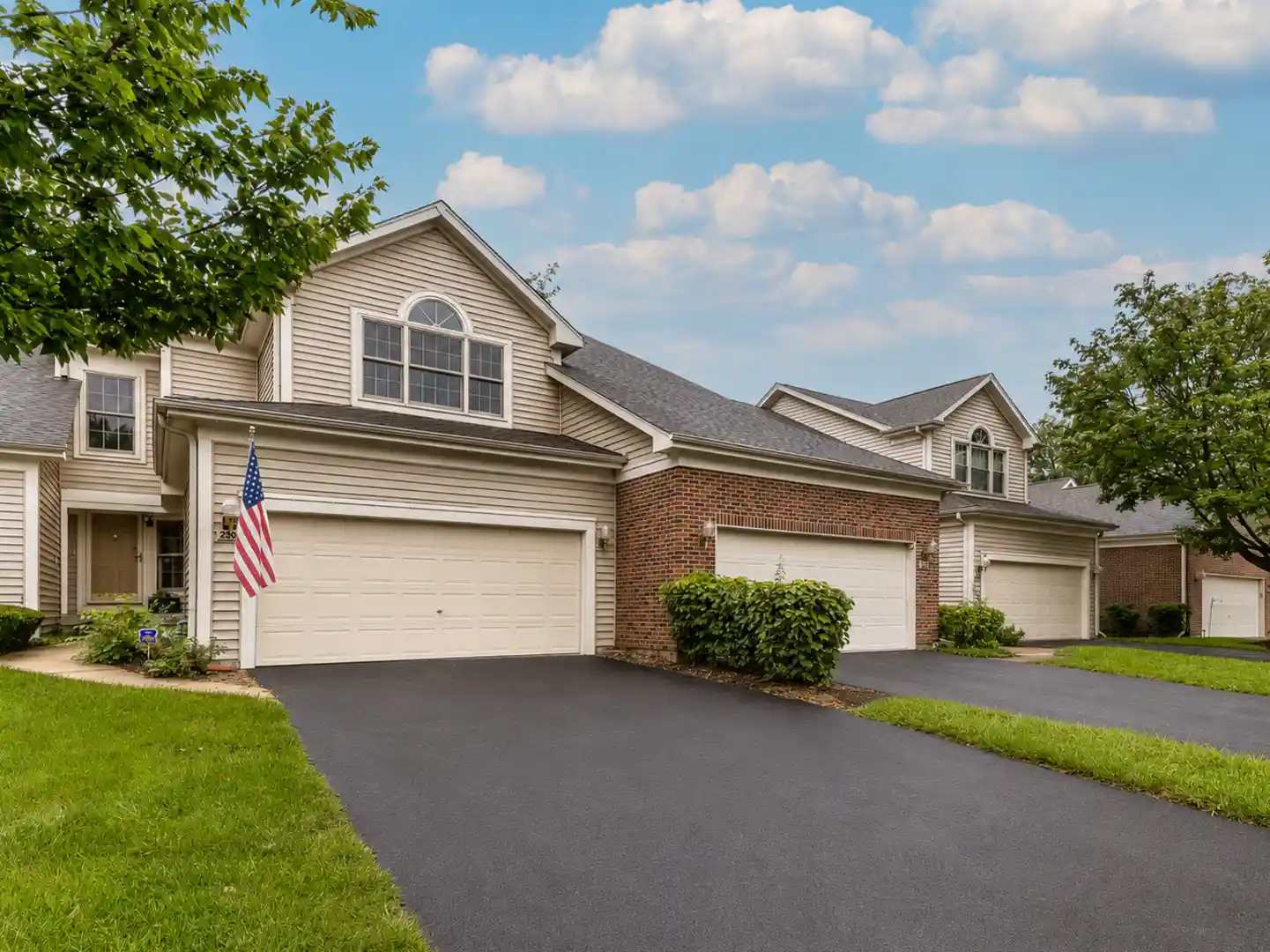 Listing Photo 2 - Condo for sale in 230 Parktrail Ct located at 230 Parktrail Ct, Schaumburg, IL 60173 - Unit 230 Parktrail Ct