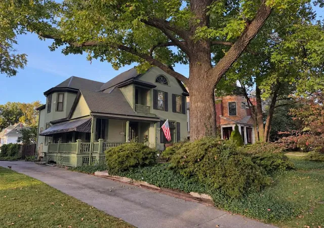 Photo 1 of Single family home for sale at 1637 York St, Quincy, IL 62301 | MLS# 12781444 | Listing updated on 2026-10-09