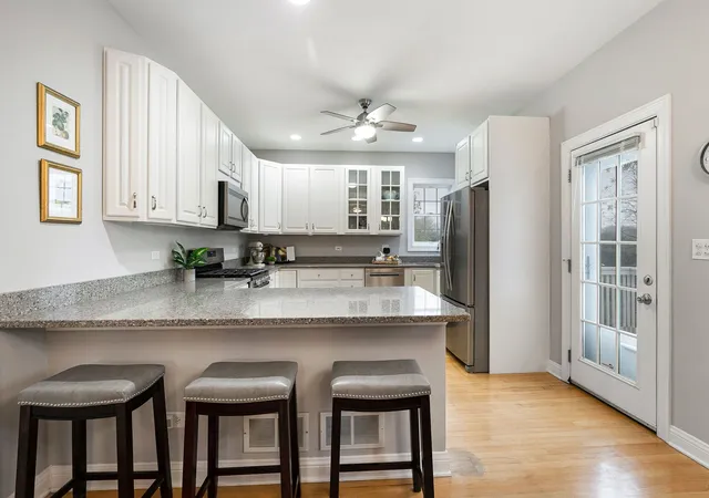 Photo 4 of Townhouse for sale at 1418 Garnet Ct, Gurnee, IL 60031 | MLS# 12781468 | Listing updated on 2026-10-20