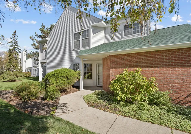 Photo 2 of Townhouse for sale at 110 Hemstead St, Lake Bluff, IL 60044 | MLS# 12781484 | Listing updated on 2026-10-22