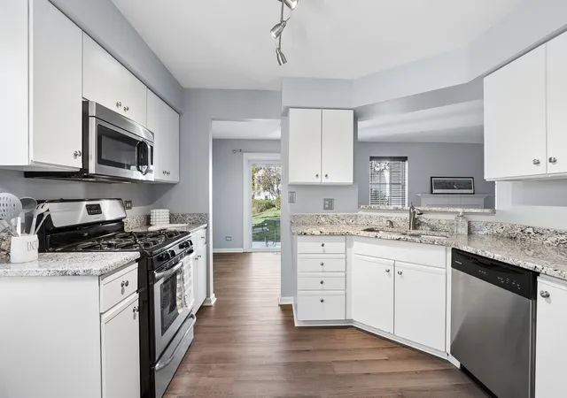 Photo 4 of Townhouse for sale at 110 Hemstead St, Lake Bluff, IL 60044 | MLS# 12781484 | Listing updated on 2026-10-22