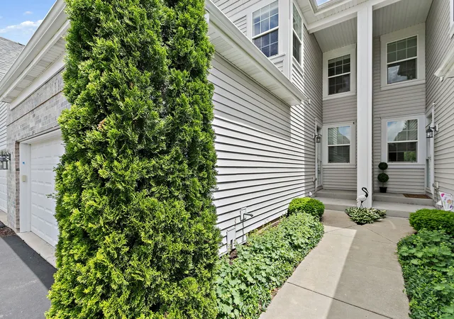 Photo 3 of Townhouse for sale at 9104 Falcon Greens Dr, Village Of Lakewood, IL 60014 | MLS# 12781509 | Listing updated on 2026-10-09