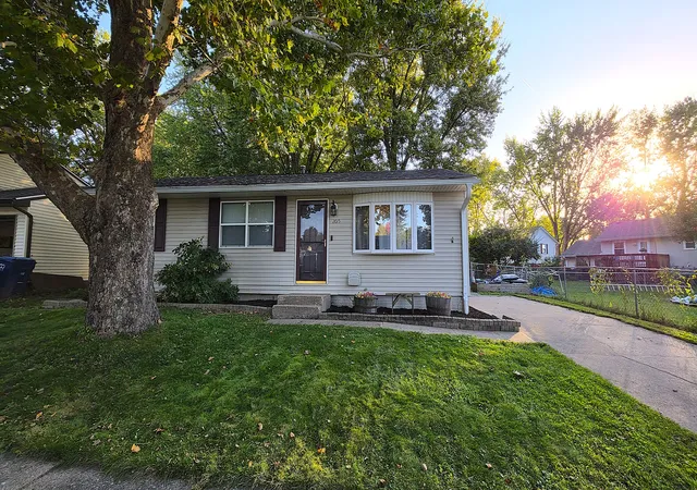 Photo 1 of Single family home for sale at 2015 Valley Dr, Davenport, IA 52806 | MLS# 12781530 | Listing updated on 2026-10-16