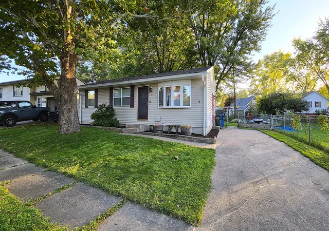 Photo 2 of Single family home for sale at 2015 Valley Dr, Davenport, IA 52806 | MLS# 12781530 | Listing updated on 2026-10-16