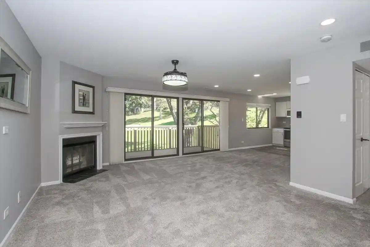 Listing Photo 2 - Condo for sale in 746b Oak Hl Rd located at 746b Oak Hl Rd, Lake Barrington, IL 60010 - Unit #C485SFR