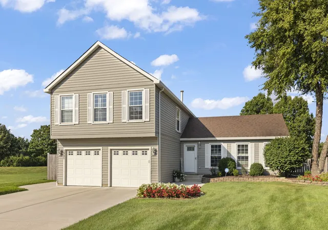 Photo 2 of Single family home for sale at 1901 Clydesdale Dr, Wheaton, IL 60189 | MLS# 12781566 | Listing updated on 2026-10-21