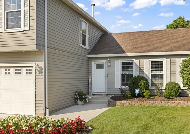 Photo 3 of Single family home for sale at 1901 Clydesdale Dr, Wheaton, IL 60189 | MLS# 12781566 | Listing updated on 2026-10-21