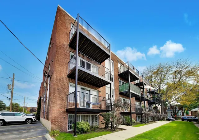 Photo 1 of Condo for sale at 2636 W Catalpa Ave #39, Chicago, IL 60625 | MLS# 12781570 | Listing updated on 2026-10-28