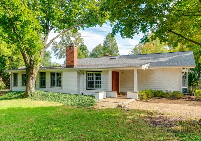 Photo 2 of Single family home for sale at 20 W Old Elm Rd, Lake Forest, IL 60045 | MLS# 12781572 | Listing updated on 2026-10-09