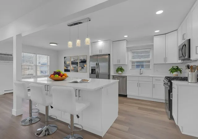 Listing Photo 4 - Condo for sale in building located at 651 Beau Ct, Des Plaines, IL 60016