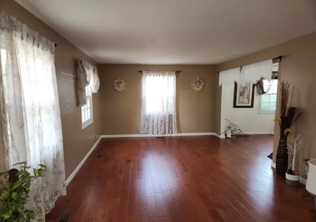 Photo 3 of Single family home for sale at 25 Emerson Dr, Schaumburg, IL 60194 | MLS# 12781703 | Listing updated on 2026-10-11