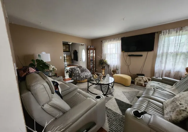 Photo 3 of Single family home for sale at 25 Emerson Dr, Schaumburg, IL 60194 | MLS# 12781703 | Listing updated on 2026-10-10