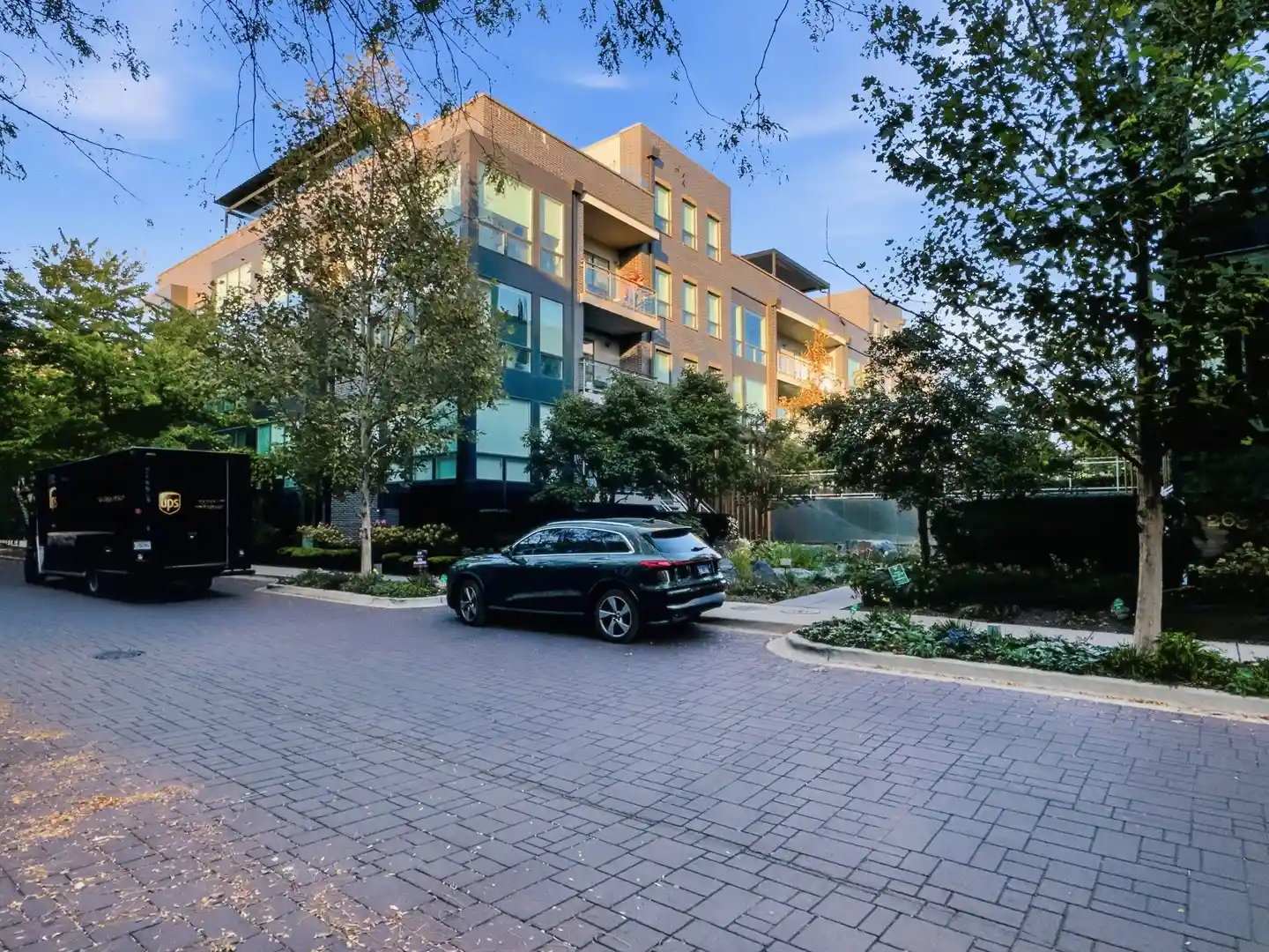 Listing Photo 1 - Condo for sale in 2643 N Hermitage Ave located at 2643 N Hermitage Ave, Chicago, IL 60614 - Unit #105