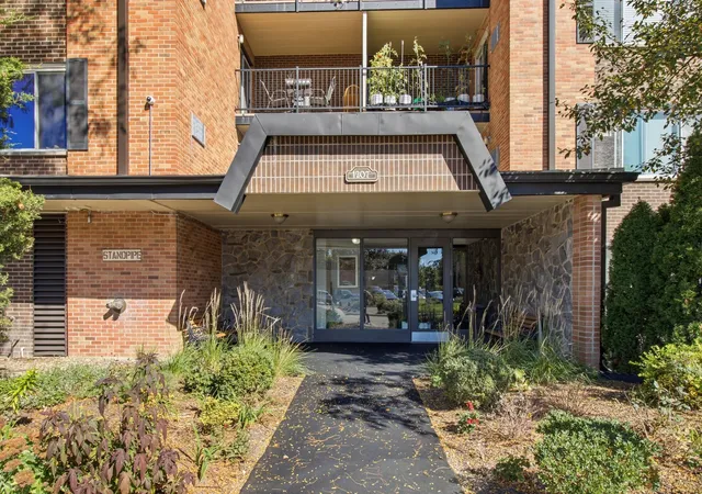 Listing Photo 3 - Condo for sale in building located at 1207 S Old Wilke Rd, Arlington Heights, IL 60005 - Unit #210