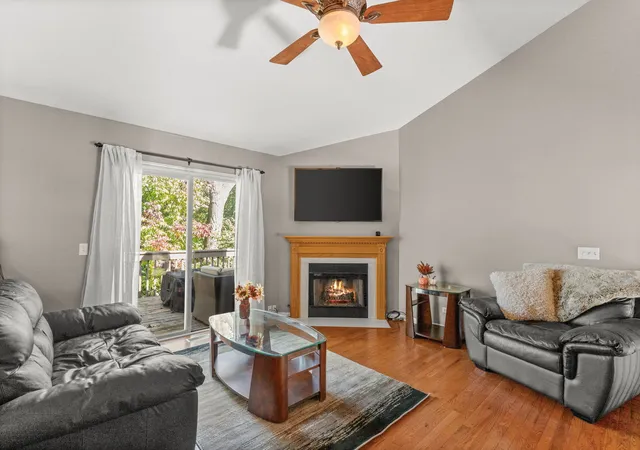 Photo 4 of Townhouse for sale at 8206 Sierra Woods Ct, Carpentersville, IL 60110 | MLS# 12781738 | Listing updated on 2026-10-10