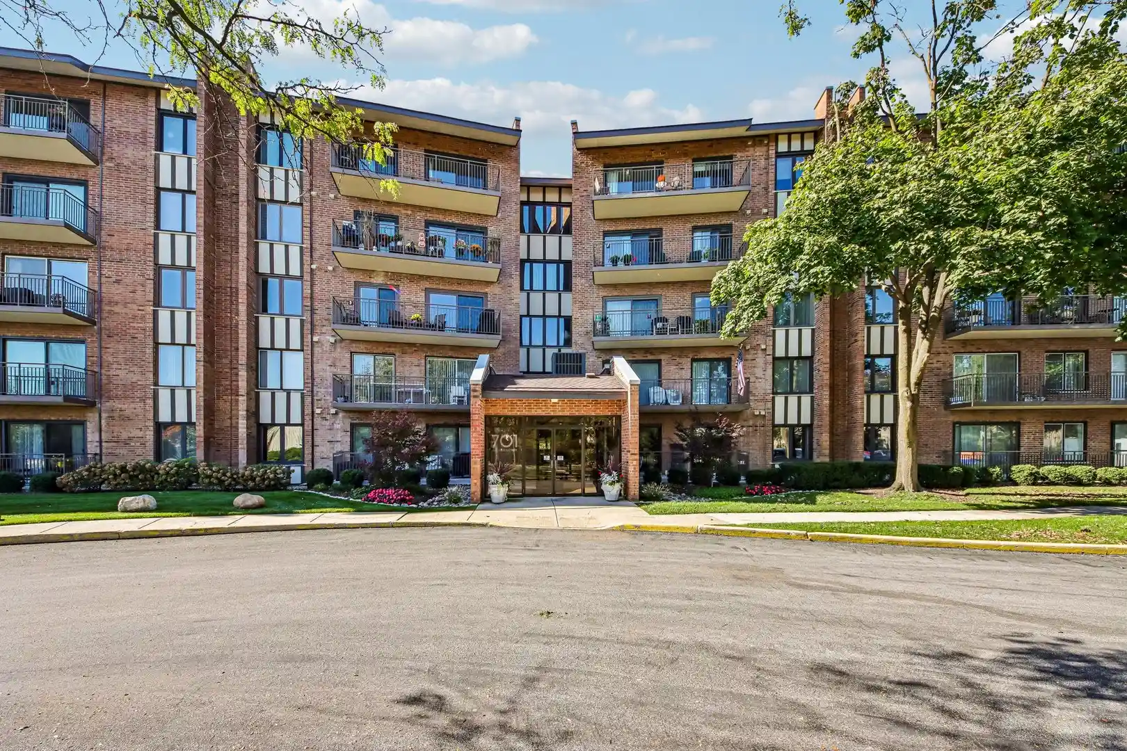 Listing Photo 1 - Condo for sale in 701 Lake Hinsdale Dr located at 701 Lake Hinsdale Dr, Willowbrook, IL 60527 - Unit #201