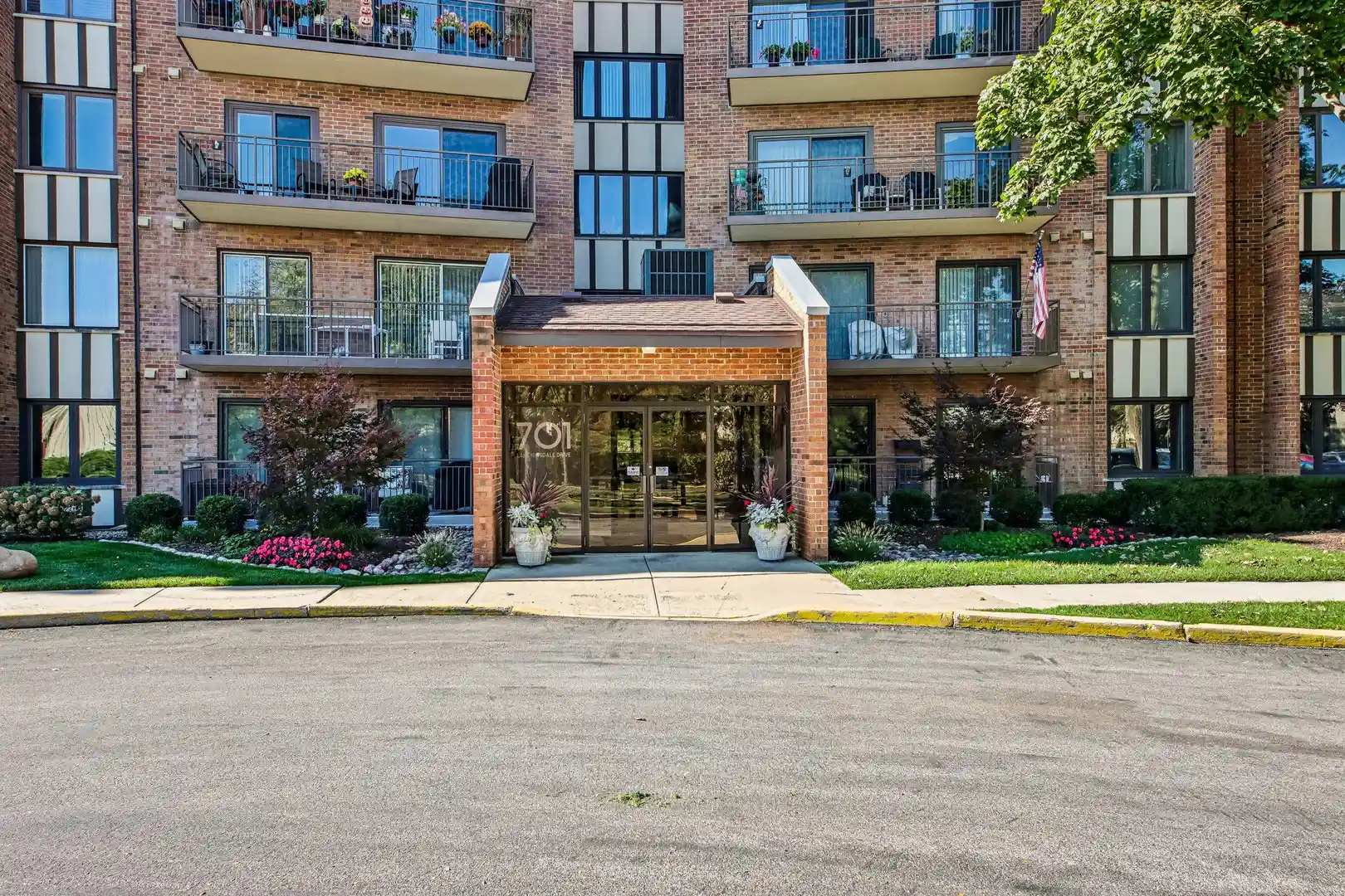 Listing Photo 2 - Condo for sale in 701 Lake Hinsdale Dr located at 701 Lake Hinsdale Dr, Willowbrook, IL 60527 - Unit #201