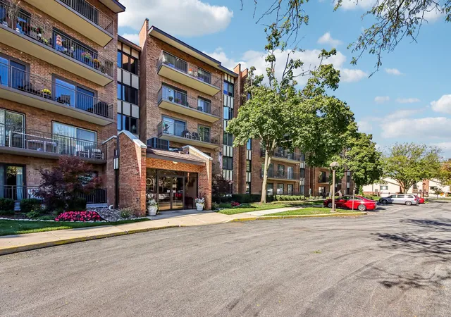 Photo 3 of Condo for sale at 701 Lake Hinsdale Dr #201, Willowbrook, IL 60527 | MLS# 12781754 | Listing updated on 2026-10-22