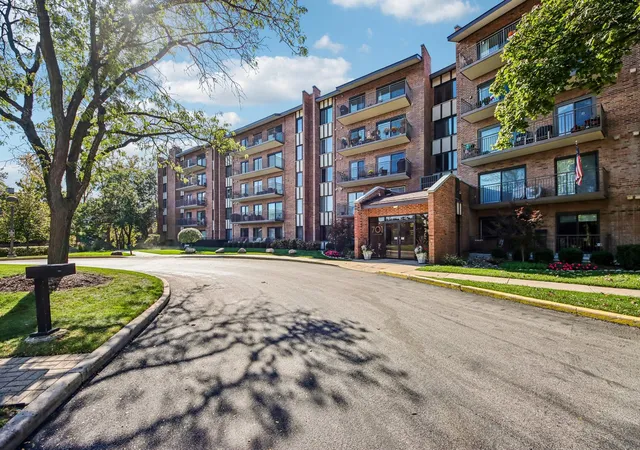Photo 3 of Condo for sale at 701 Lake Hinsdale Dr #201, Willowbrook, IL 60527 | MLS# 12781754 | Listing updated on 2026-10-22