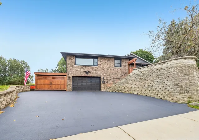 Single family home for sale at 276 N Jackson Rd, Clarendon Hills, IL 60514 | MLS# 12781832