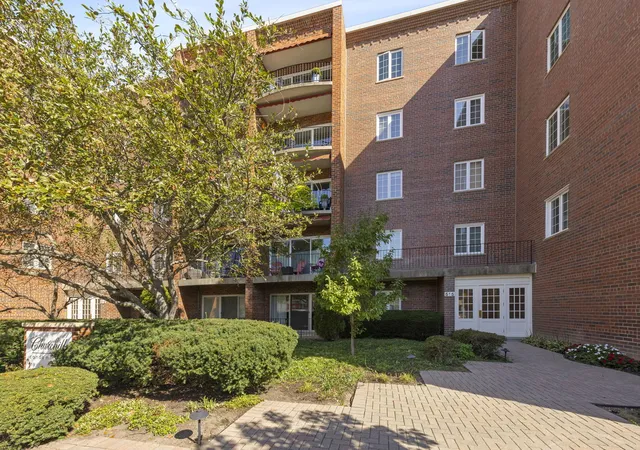 Photo 2 of Condo for sale at 515 N Main St #4AS, Glen Ellyn, IL 60137 | MLS# 12781841 | Listing updated on 2026-10-20