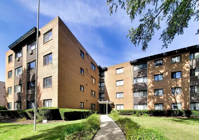 Photo 3 of Condo for sale at 1600 W Greenleaf Ave #102, Chicago, IL 60626 | MLS# 12781849 | Listing updated on 2026-10-09
